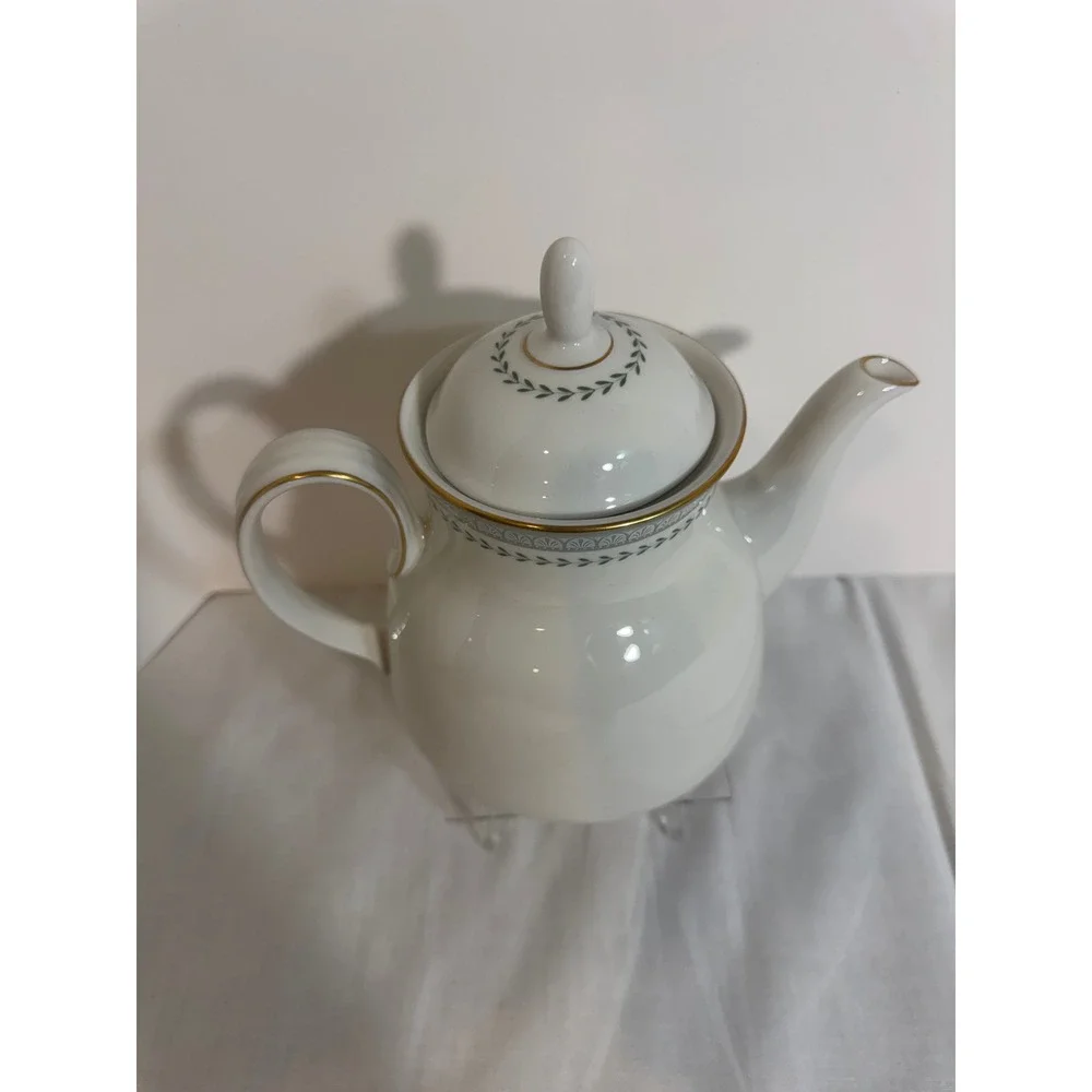 Royal Doulton Berkshire Teapot TC 1021 Fine China White Gold Green England 7.5in